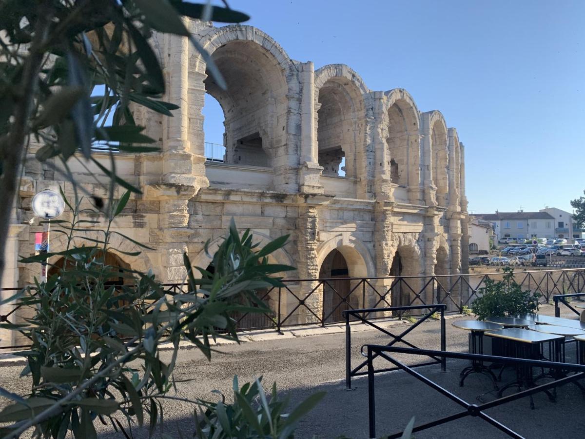 Holiday In Arles: Appartement De L'Amphitheatre Luaran gambar