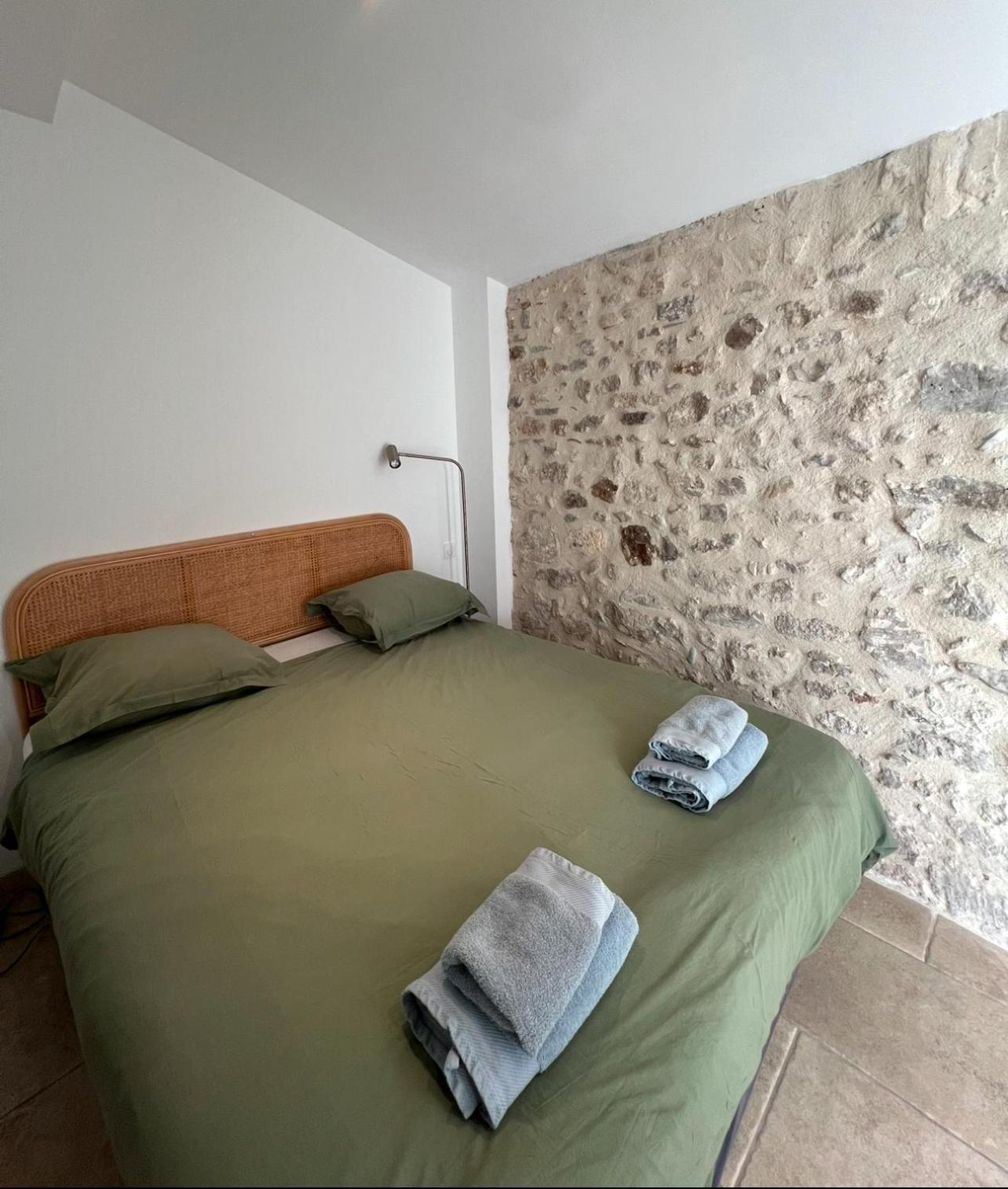 Holiday In Arles: Appartement De L'Amphitheatre Luaran gambar