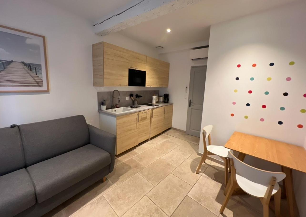 Holiday In Arles: Appartement De L'Amphitheatre Luaran gambar