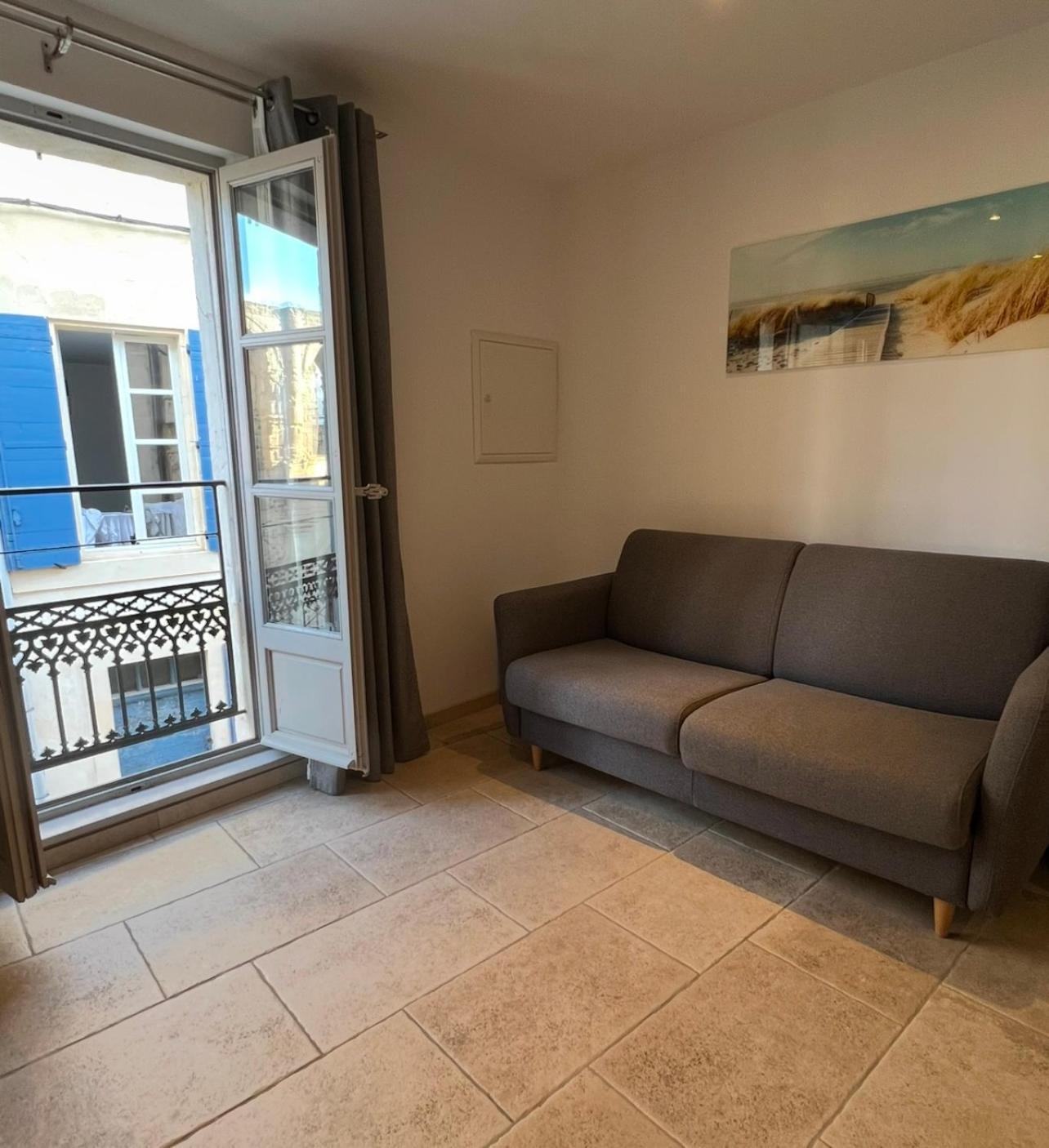Holiday In Arles: Appartement De L'Amphitheatre Luaran gambar
