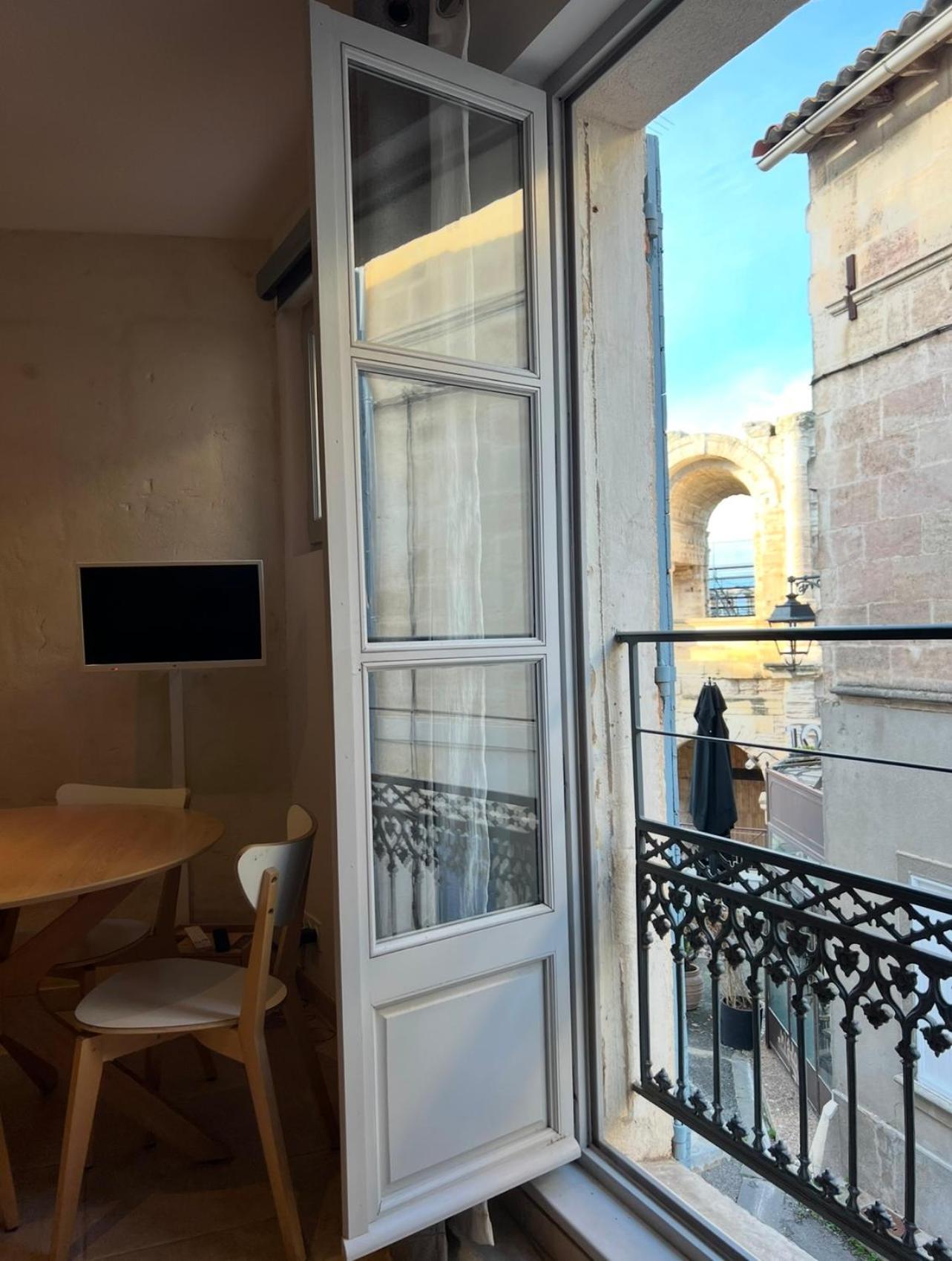 Holiday In Arles: Appartement De L'Amphitheatre Luaran gambar